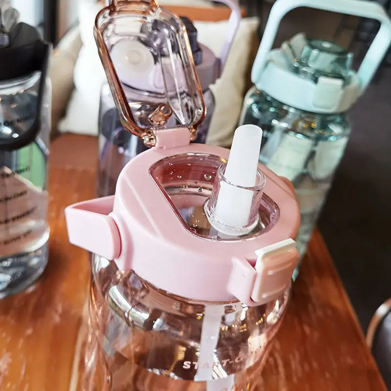 2000 ml veľkokapacitná plastová slamka na vodu Športová fľaša na vodu Vysokohodnotná outdoorová kempingová pomôcka na pitie