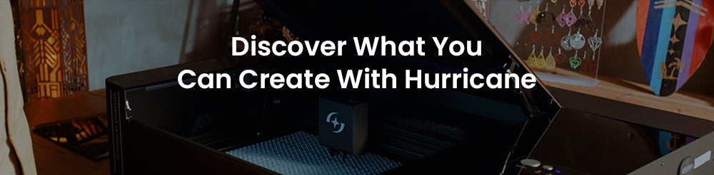 Laserový gravírovací a rezací stroj ATOMSTACK Hurricane CO2 triedy 1, 55 W výkon, 0,01 mm presnosť, 600 mm/s gravírovacia rýchlosť, 500*300 mm, viditelný červený svetelný indikátor, 5MP kamera, automatický hasiaci systém, systém odvodzovania dymu