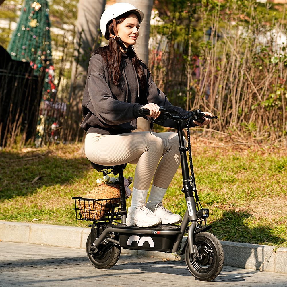 Električný skúter iScooter F2 s sedadlom a zadným košíkom, 500W motor, 36V 7.8Ah batéria, 10-palcové pneumatiky, maximálna rýchlosť 30 km/h, dojazd 30 km, predné a zadné bubnové brzdy, maximálne zaťaženie 120 kg.