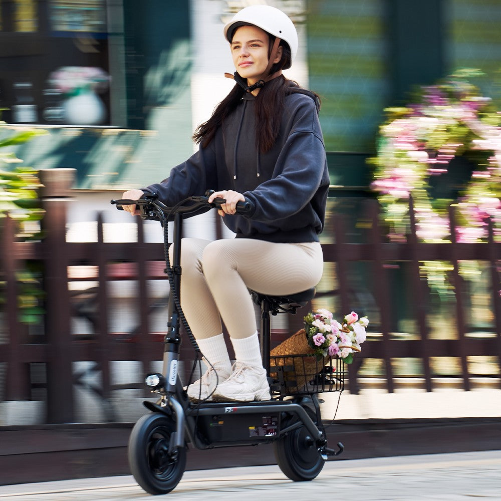 Električný skúter iScooter F2 s posedením a zadným košíkom, 500W motor, 36V 7.8Ah batéria, 10-palcové pneumatiky, maximálna rýchlosť 30 km/h, dojazd 30 km, predné a zadné bubnové brzdy, maximálne zaťaženie 120 kg.