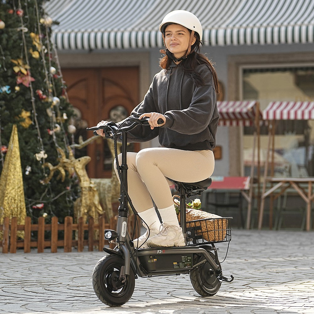 Električný skúter iScooter F2 s sedadlom a zadným košíkom, 500W motor, 36V 7.8Ah batéria, 10-palcové pneumatiky, maximálna rýchlosť 30 km/h, dojazd 30 km, predné a zadné bubnové brzdy, maximálne zaťaženie 120 kg.