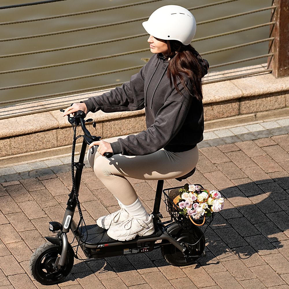 Električný skúter iScooter F2 s sedadlom a zadným košíkom, 500W motor, 36V 7.8Ah batéria, 10-palcové pneumatiky, maximálna rýchlosť 30 km/h, dojazd 30 km, predné a zadné bubnové brzdy, maximálne zaťaženie 120 kg.