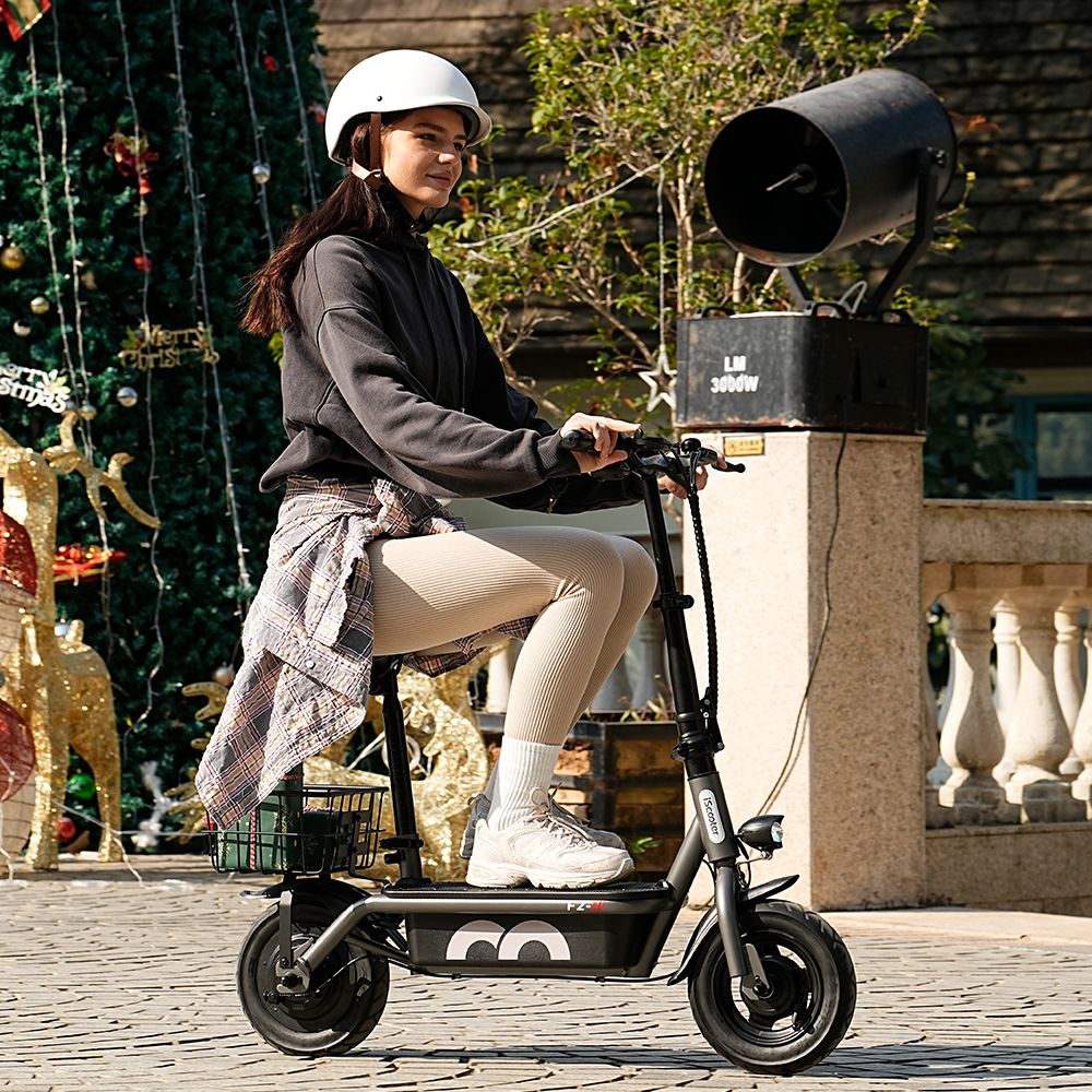 Električný skúter iScooter F2 s posedením a zadným košíkom, 500W motor, 36V 7.8Ah batéria, 10-palcové pneumatiky, maximálna rýchlosť 30 km/h, dojazd 30 km, predné a zadné bubnové brzdy, maximálne zaťaženie 120 kg.