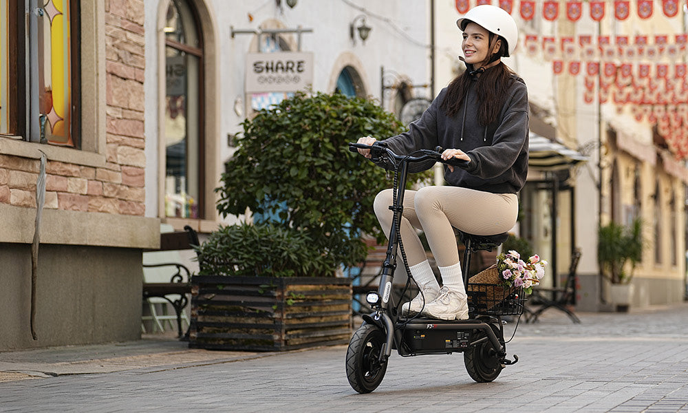 Elektromobilný skúter iScooter F3 s sedadlom a zadným košíkom, 1000W motor, 48V 13Ah batéria, 10-palcové pneumatiky, maximálna rýchlosť 45 km/h, dojazd 60 km, predná a zadná bubnová brzda, maximálne zaťaženie 120 kg.