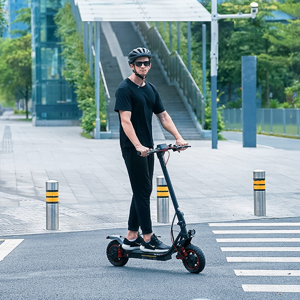 Elektromobilný skúter iScooter i10 Pro, 800W motor, 48V 15Ah batéria, 10-palcové pneumatiky, maximálna rýchlosť 45 km/h, dojazd 60 km, elektronická a bubnová brzda, predné a zadné odpruženie, LED displej, ovládanie cez aplikáciu.