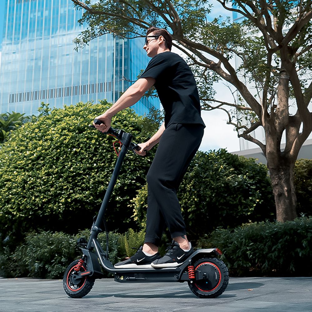 Elektromobilný skúter iScooter i10 Pro, 800W motor, 48V 15Ah batéria, 10-palcové pneumatiky, maximálna rýchlosť 45 km/h, dojazd 60 km, elektronická a bubnová brzda, predné a zadné odpruženie, LED displej, ovládanie cez aplikáciu.