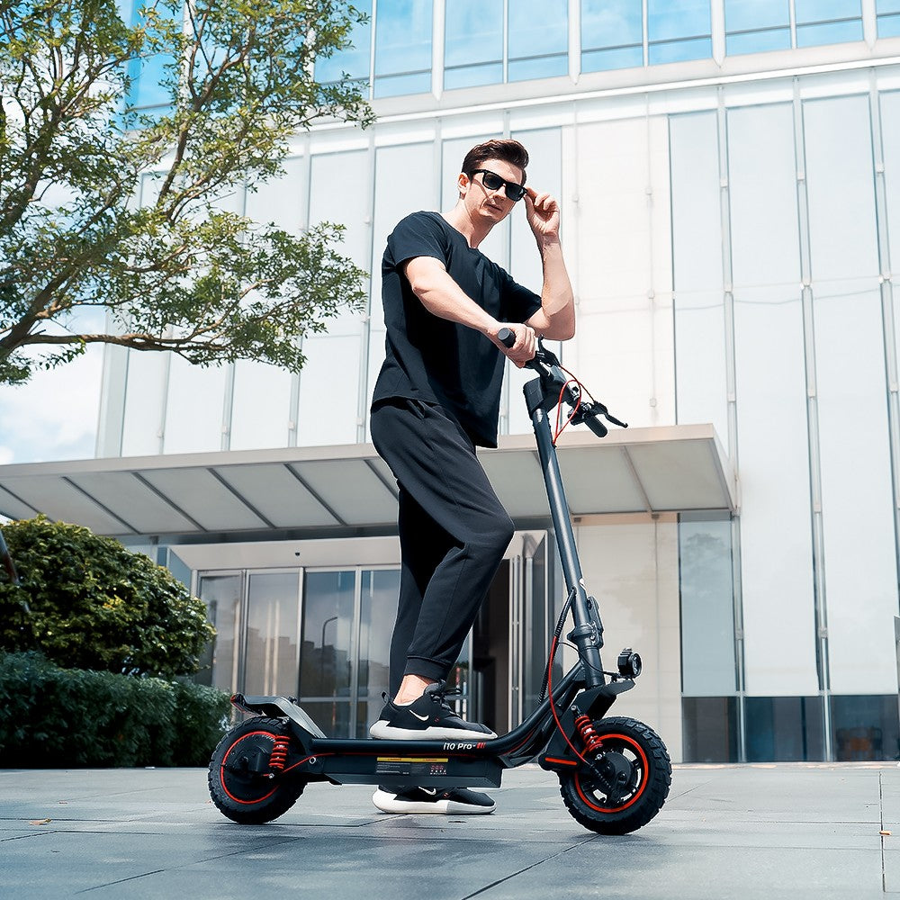 Elektromobilný skúter iScooter i10 Pro, 800W motor, 48V 15Ah batéria, 10-palcové pneumatiky, maximálna rýchlosť 45 km/h, dojazd 60 km, elektronická a bubnová brzda, predné a zadné odpruženie, LED displej, ovládanie cez aplikáciu.