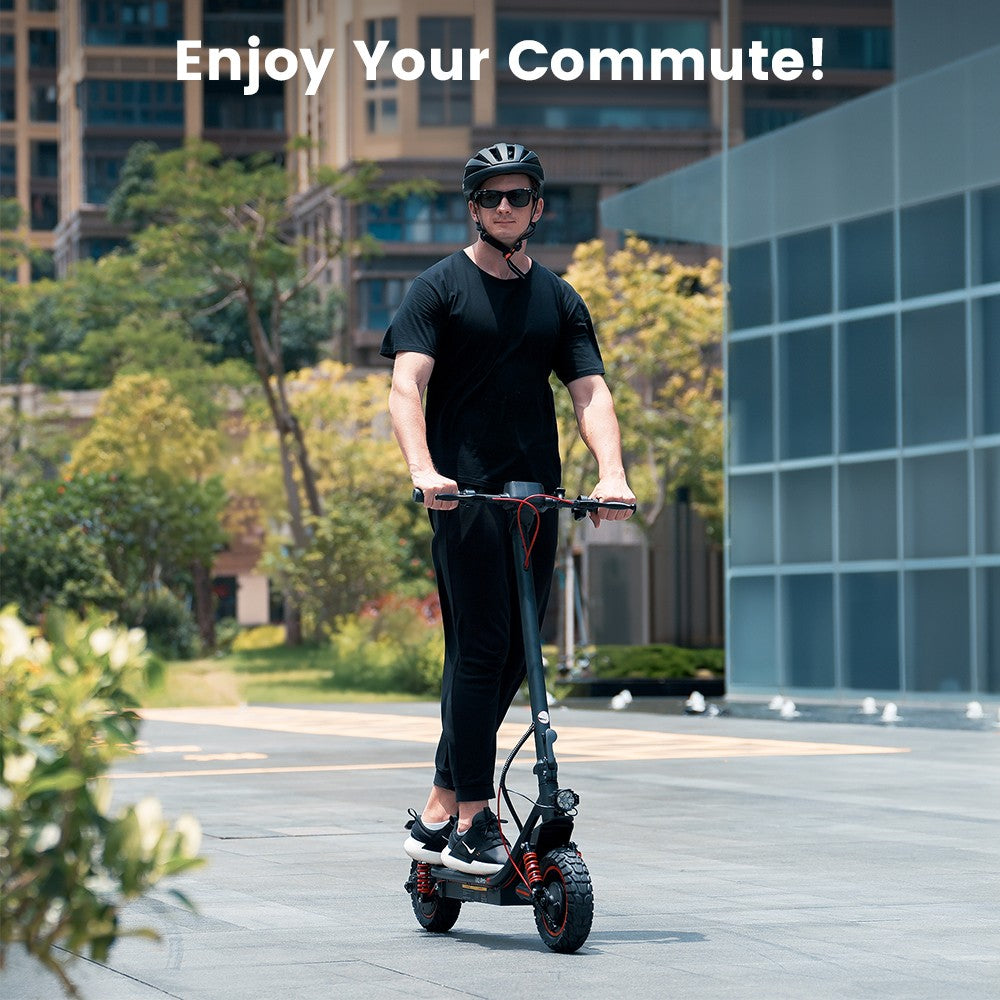 Elektromobilný skúter iScooter i10 Pro, 800W motor, 48V 15Ah batéria, 10-palcové pneumatiky, maximálna rýchlosť 45 km/h, dojazd 60 km, elektronická a bubnová brzda, predné a zadné odpruženie, LED displej, ovládanie cez aplikáciu.