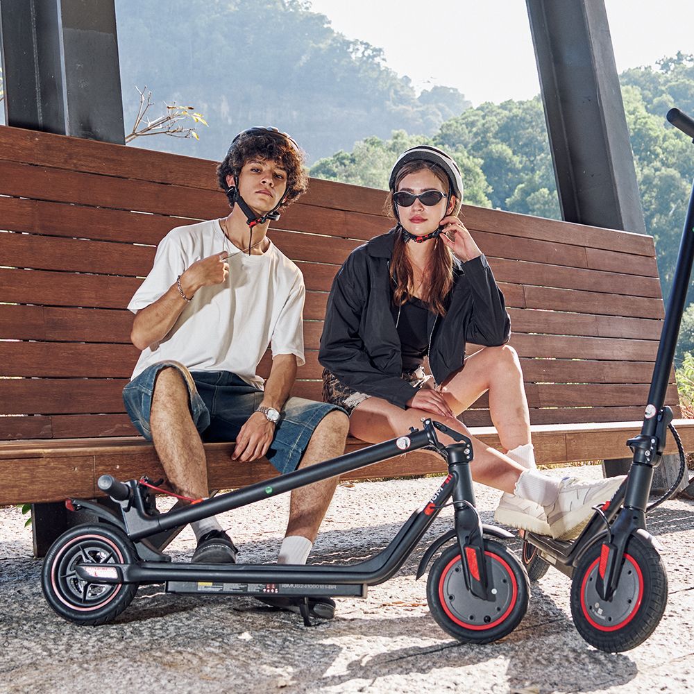 Elektromobilný skúter iScooter i9M, 500W motor, 42V 7,5Ah batéria, 10-palcové pneumatiky, maximálna rýchlosť 35 km/h, dojazd 30 km, predná elektronická brzda a zadná kotúčová brzda, ovládanie cez aplikáciu, LCD displej.
