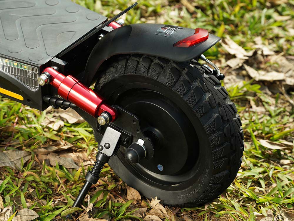 Elektromobilný skúter iScooter IX4, 10'' pláty s včelími úlmi, 800W motor, maximálna rýchlosť 45 km/h, 48V 15Ah batéria, dojazd 40-45 km, ovládanie cez aplikáciu.
