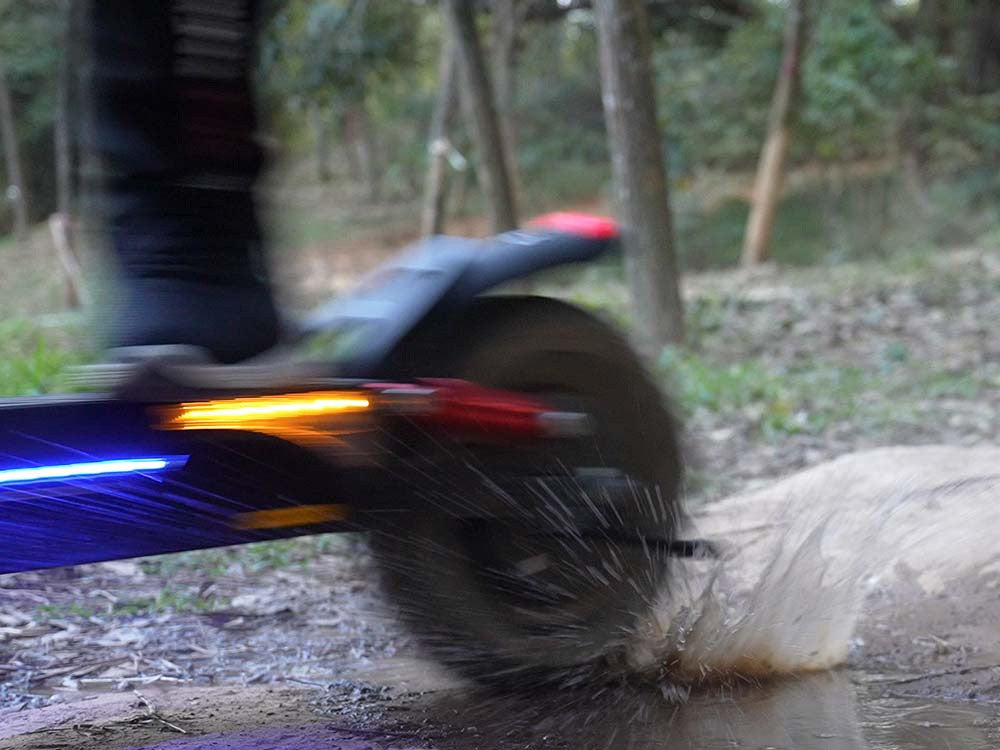Elektromobilný skúter iScooter IX4, 10'' plástové pneumatiky, 800W motor, maximálna rýchlosť 45 km/h, 48V 15Ah batéria, dojazd 40-45 km, ovládanie cez aplikáciu.