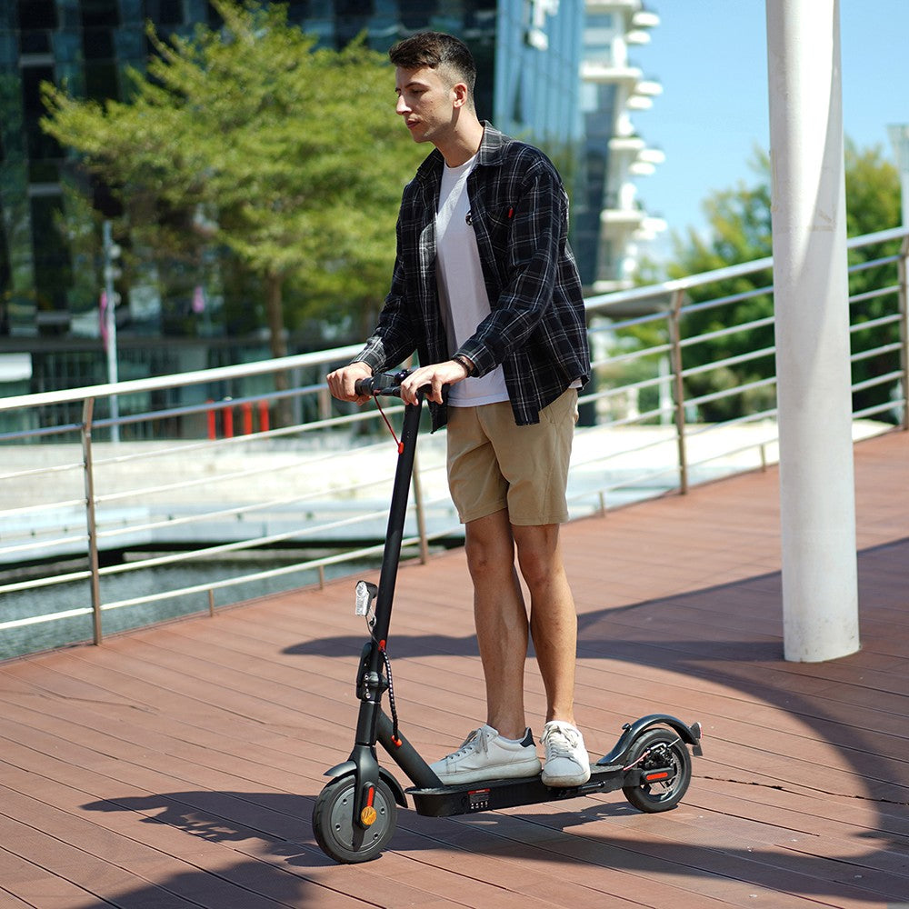 Električný kolobežka E9 Pro, certifikácia ABE, 350W motor, 36V 7,5Ah batéria, 8,5-palcové koleso, maximálna rýchlosť 20 km/h, dojazd 30 km, dvojitý brzdový systém, ovládanie cez aplikáciu.