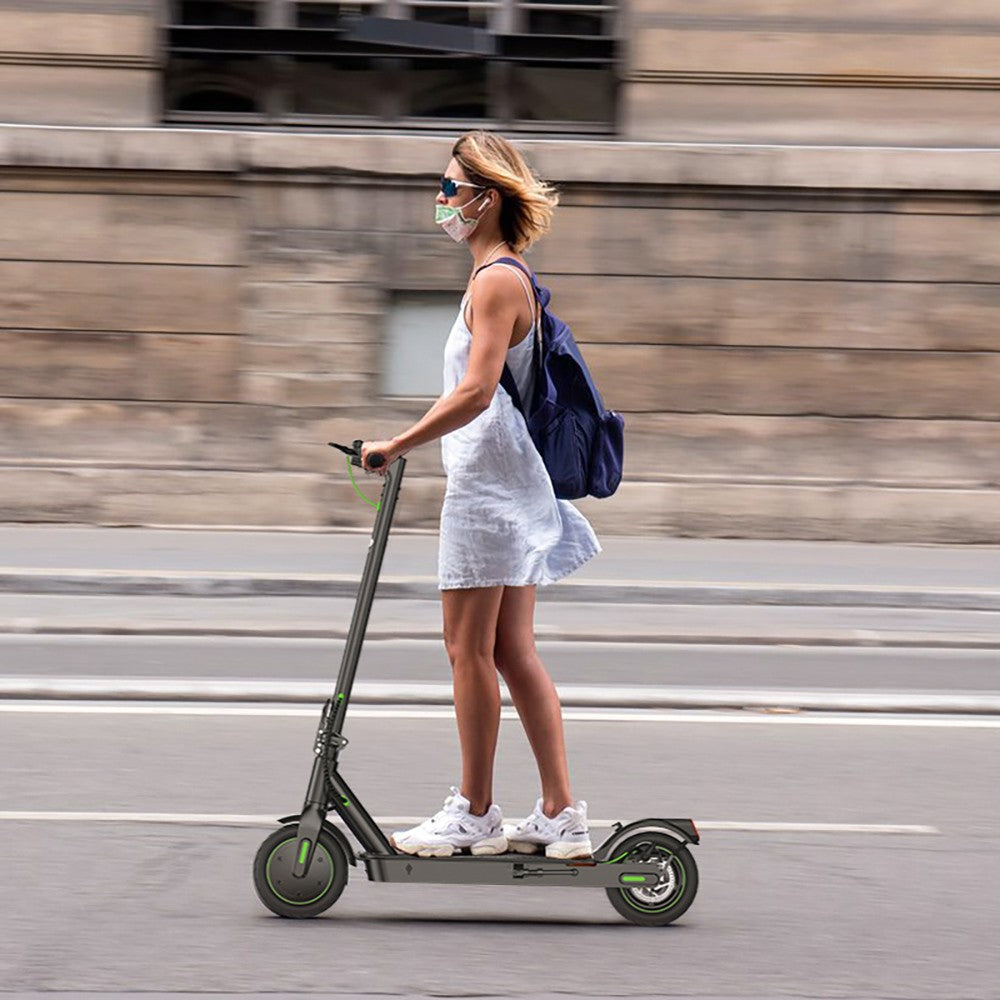Elektromobilná kolobežka isinwheel S9 Pro, 350W motor, 36V 7,5Ah batéria, 8,5 palcové pneumatiky, maximálna rýchlosť 25 km/h, dojazd 28 km, ovládanie cez aplikáciu.