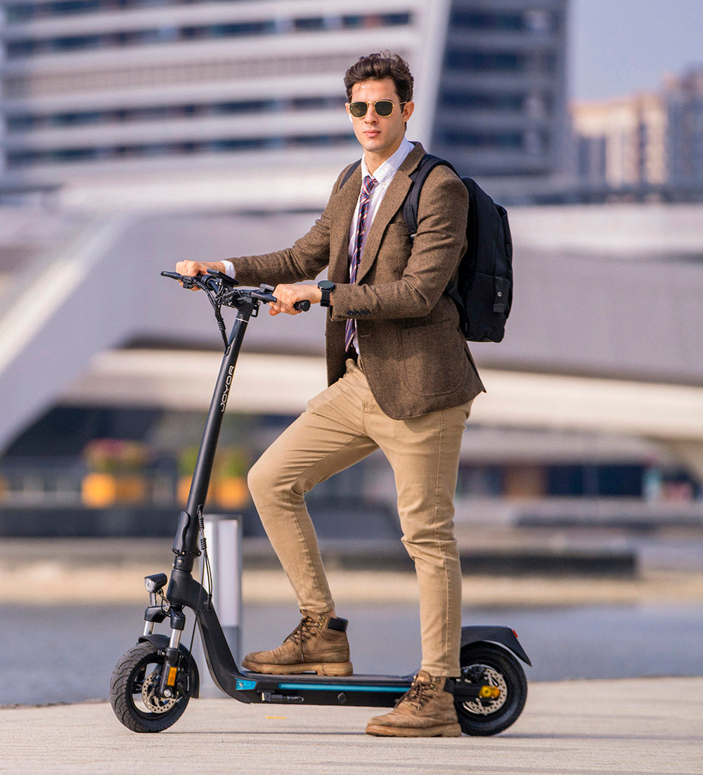 Elektromobilná kolobežka JOYOR C10, 500W motor, 48V 10.4Ah batéria, 10-palcové kolesá, maximálna rýchlosť 45 km/h, dojazd 30-50 km, maximálne zaťaženie 120 kg, predná a zadná kotúčová brzda.