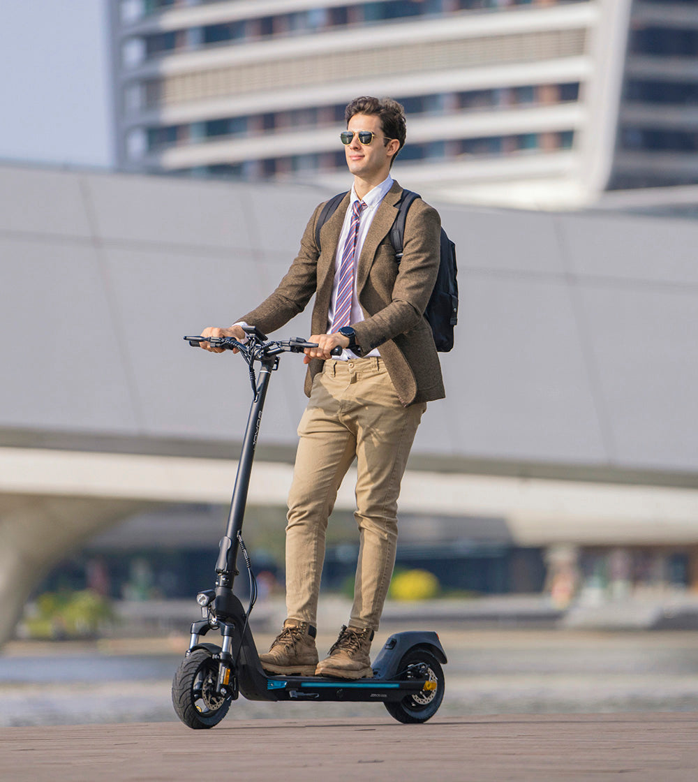 Elektromobilná kolobežka JOYOR C10, 500W motor, 48V 10.4Ah batéria, 10-palcové kolesá, maximálna rýchlosť 45 km/h, dojazd 30-50 km, maximálne zaťaženie 120 kg, predná a zadná kotúčová brzda.