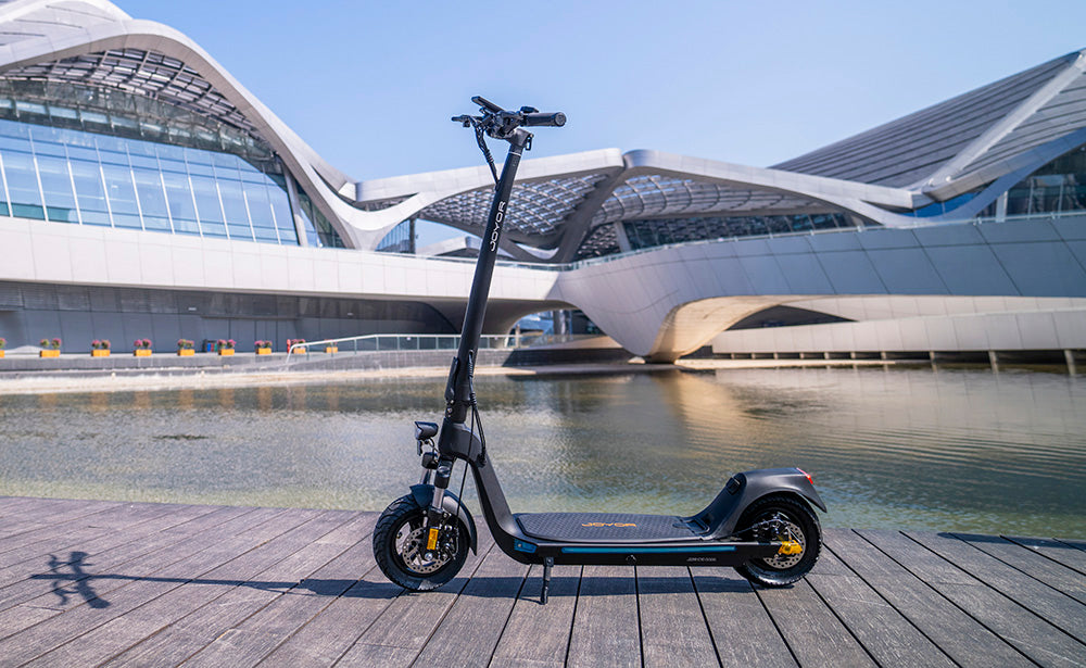 Elektromobilná kolobežka JOYOR C10, 500W motor, 48V 10.4Ah batéria, 10-palcové kolesá, maximálna rýchlosť 45 km/h, dojazd 30-50 km, maximálne zaťaženie 120 kg, predná a zadná kotúčová brzda.