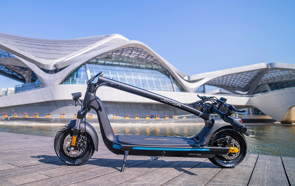 Elektromobilná kolobežka JOYOR C10, 500W motor, 48V 10.4Ah batéria, 10-palcové kolesá, maximálna rýchlosť 45 km/h, dojazd 30-50 km, maximálne zaťaženie 120 kg, predná a zadná kotúčová brzda.