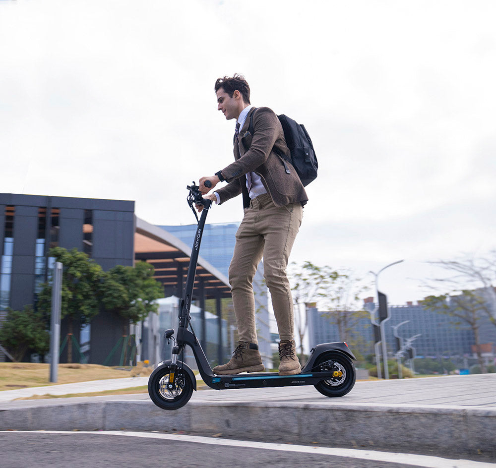 Elektromobilná kolobežka JOYOR C10, 500W motor, 48V 10.4Ah batéria, 10-palcové kolesá, maximálna rýchlosť 45 km/h, dojazd 30-50 km, maximálne zaťaženie 120 kg, predná a zadná kotúčová brzda.