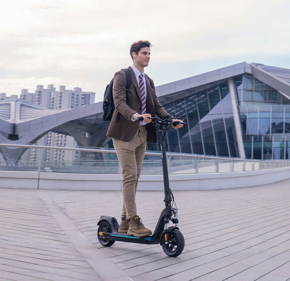 Elektromobilná kolobežka JOYOR C10, 500W motor, 48V 10.4Ah batéria, 10-palcové kolesá, maximálna rýchlosť 45 km/h, dojazd 30-50 km, maximálne zaťaženie 120 kg, predná a zadná kotúčová brzda.