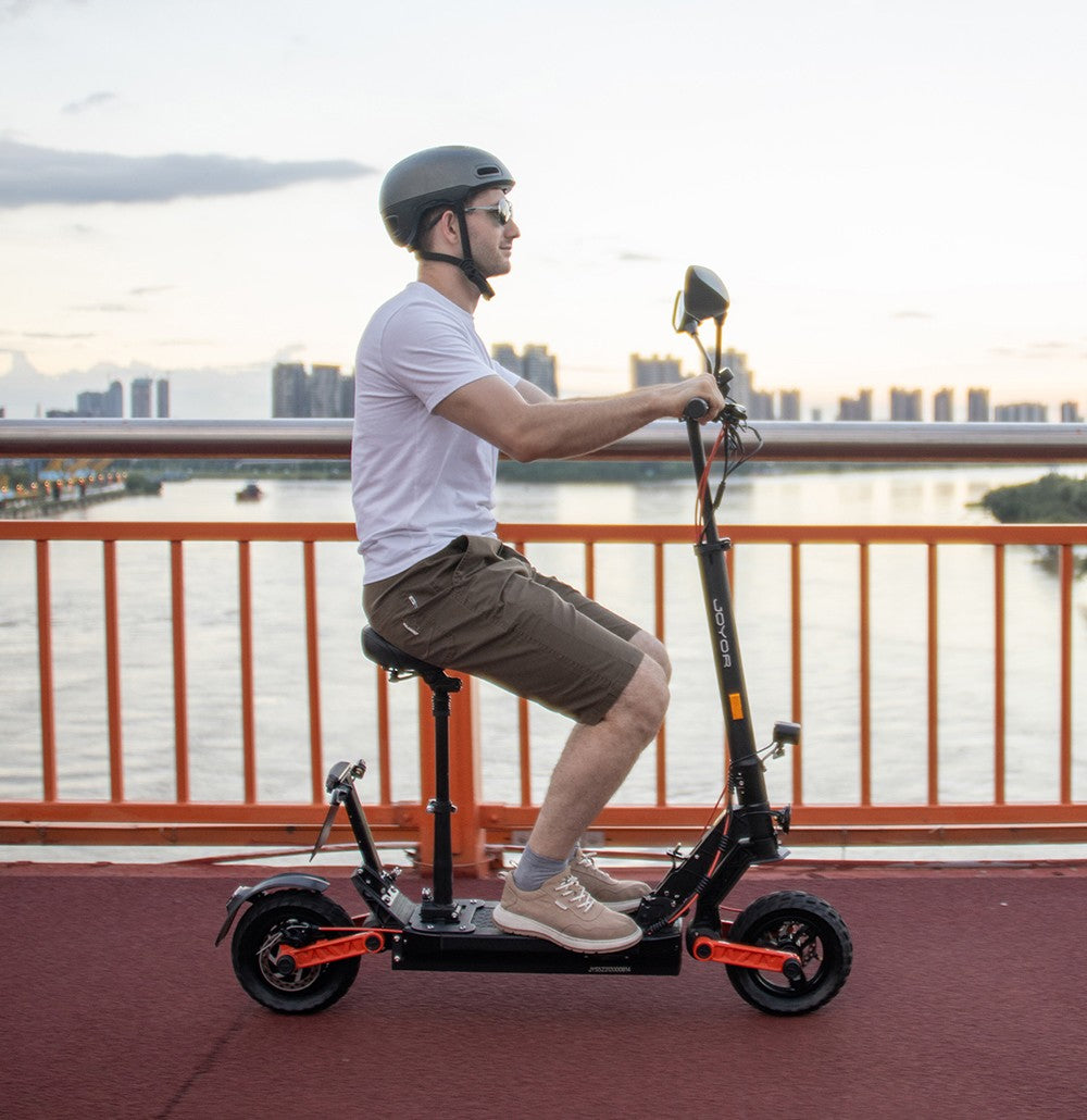 Elektromobilná kolobežka JOYOR S8E, 800W motor, 48V 26AH batéria, 10-palcové pneumatiky, maximálna rýchlosť 45 km/h, dojazd 80 km, predná a zadná kotúčová brzda, predné a zadné tlmiče.