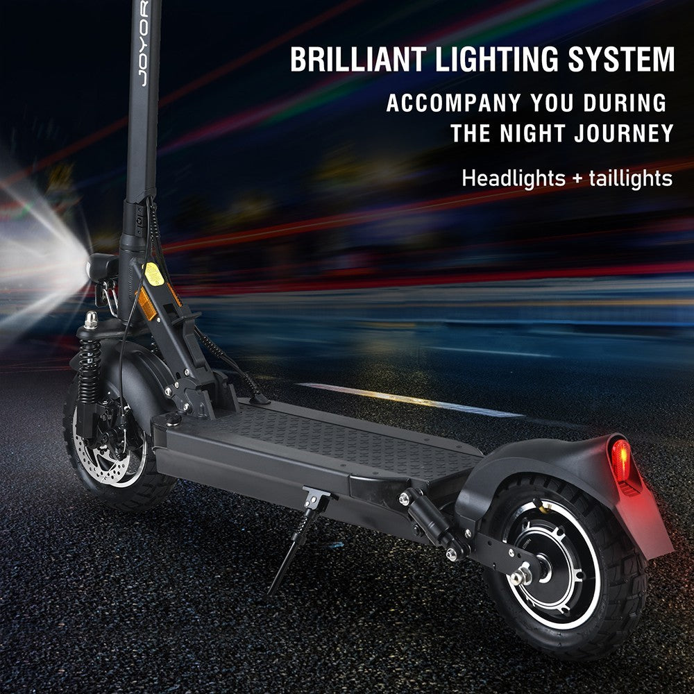Elektromobilná kolobežka JOYOR Y8-S, 10-palcové kolesá, 48V 26Ah batéria, 500W motor, maximálna rýchlosť 40 km/h, nosnosť 120 kg, dojazd až 82 km.