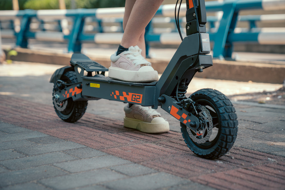Elektromobil Kukirin G2, skladací, 800W motor, 48V 15Ah batéria, 10-palcové kolesá, max. rýchlosť 45 km/h, dojazd 55 km, dotykový displej, kotúčové brzdy, 7-svietidlový systém - čierna farba