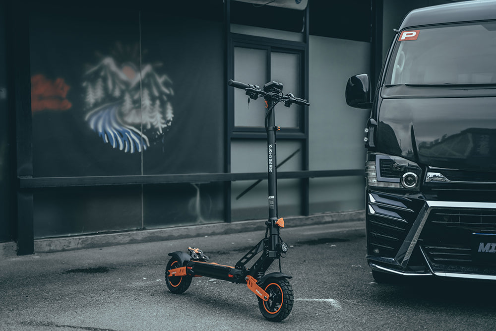 Elektrokolobežka KuKirin G2 Max, 10-palcové terénne pneumatiky, 1000W motor, maximálna rýchlosť 55 km/h, 48V 20Ah batéria, dojazd 80 km, maximálne zaťaženie 120 kg, odnímateľné sedadlo, nastaviteľná výška.