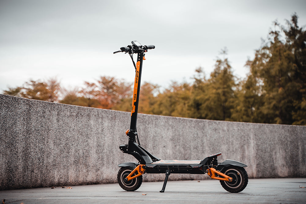 Elektrokolobežka KuKirin G2 Max, 10-palcové terénne pneumatiky, 1000W motor, maximálna rýchlosť 55 km/h, 48V 20Ah batéria, dojazd 80 km, maximálne zaťaženie 120 kg, odnímateľné sedadlo, nastaviteľná výška.