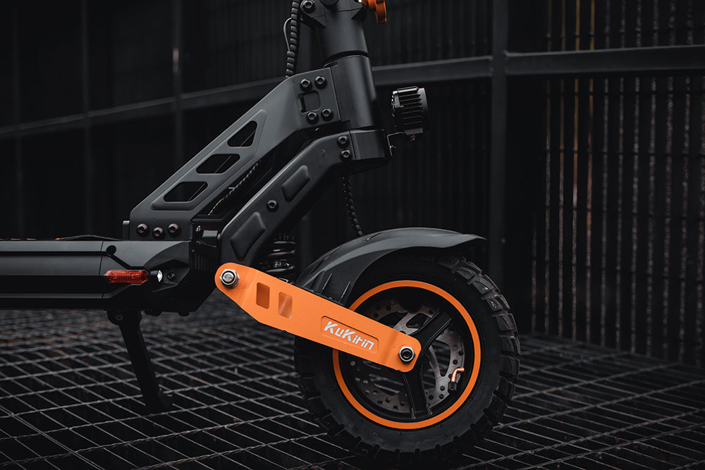 Elektrokolobežka KuKirin G2 Max, 10-palcové terénne pneumatiky, 1000W motor, maximálna rýchlosť 55 km/h, 48V 20Ah batéria, dojazd 80 km, maximálne zaťaženie 120 kg, odnímateľné sedadlo, nastaviteľná výška.