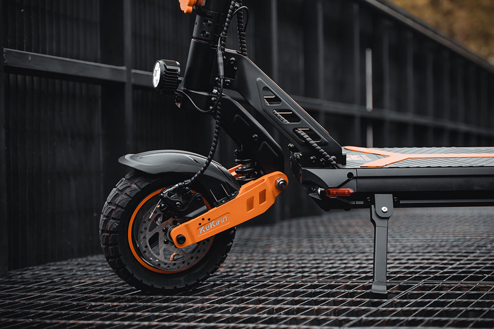 Elektrokolobežka KuKirin G2 Max, 10-palcové terénne pneumatiky, 1000W motor, maximálna rýchlosť 55 km/h, 48V 20Ah batéria, dojazd 80 km, maximálne zaťaženie 120 kg, odnímateľné sedadlo, nastaviteľná výška.