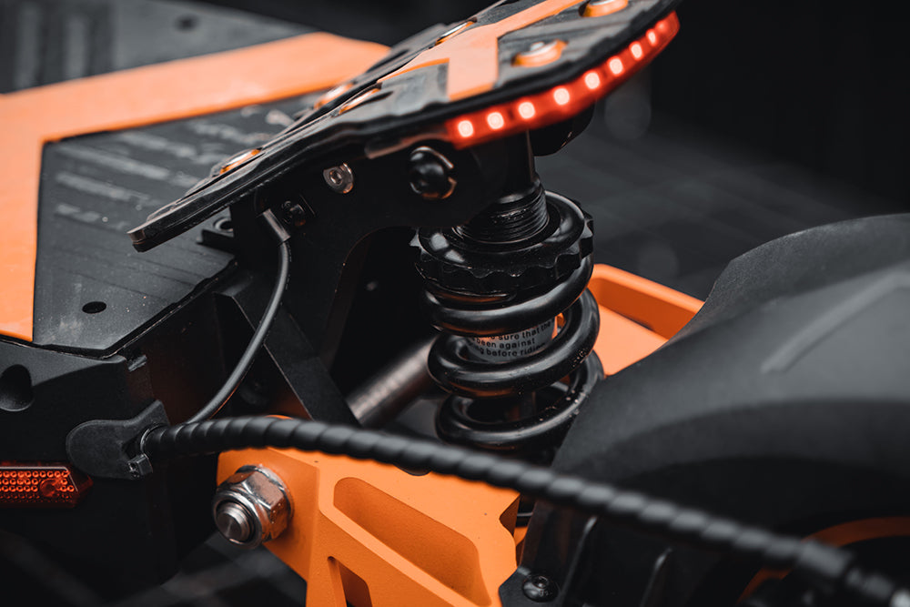 Elektrokolobežka KuKirin G2 Max, 10-palcové terénne pneumatiky, 1000W motor, maximálna rýchlosť 55 km/h, 48V 20Ah batéria, dojazd 80 km, maximálne zaťaženie 120 kg, odnímateľné sedadlo, nastaviteľná výška.