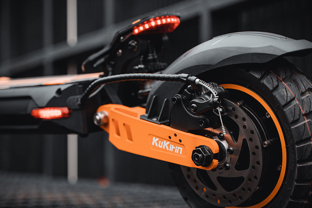 Elektrokolobežka KuKirin G2 Max, 10-palcové terénne pneumatiky, 1000W motor, maximálna rýchlosť 55 km/h, 48V 20Ah batéria, dojazd 80 km, maximálne zaťaženie 120 kg, odnímateľné sedadlo, nastaviteľná výška.