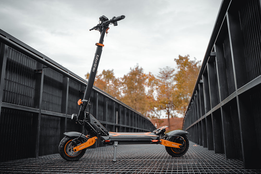 Elektrokolobežka KuKirin G2 Max, 10-palcové terénne pneumatiky, 1000W motor, maximálna rýchlosť 55 km/h, 48V 20Ah batéria, dojazd 80 km, maximálne zaťaženie 120 kg, odnímateľné sedadlo, nastaviteľná výška.