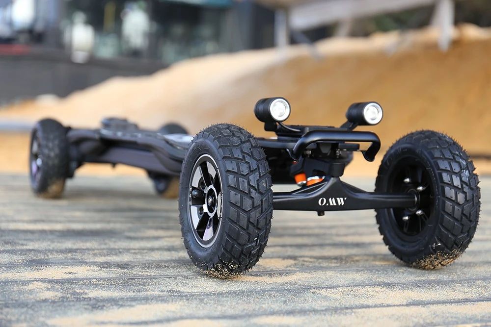 Elektrický skateboard OMW Cavalry, maximálny výkon 3500 W, batéria 43,2 V 20 Ah, maximálna rýchlosť 37 mph, dojazd 34 míľ.