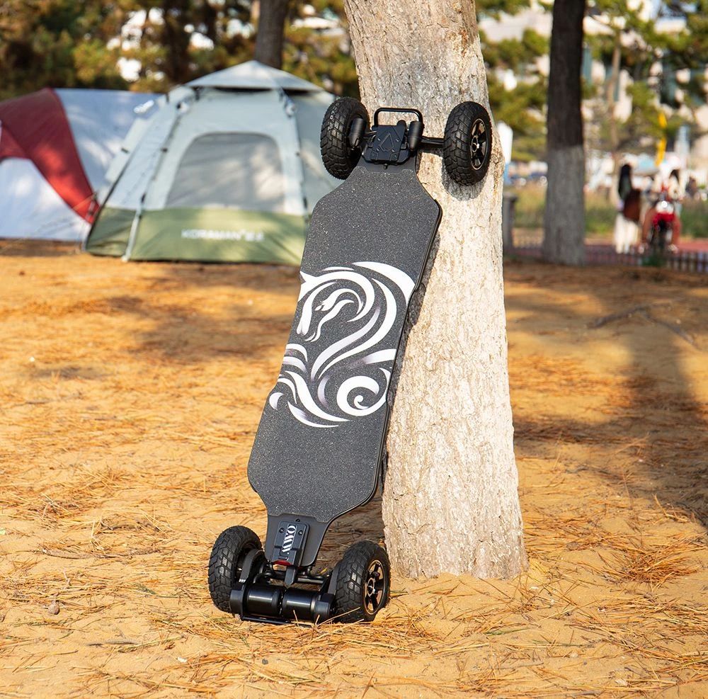 Elektrický skateboard OMW Cavalry, maximálny výkon 3500 W, batéria 43,2 V 20 Ah, maximálna rýchlosť 37 mph, dojazd 34 míľ.