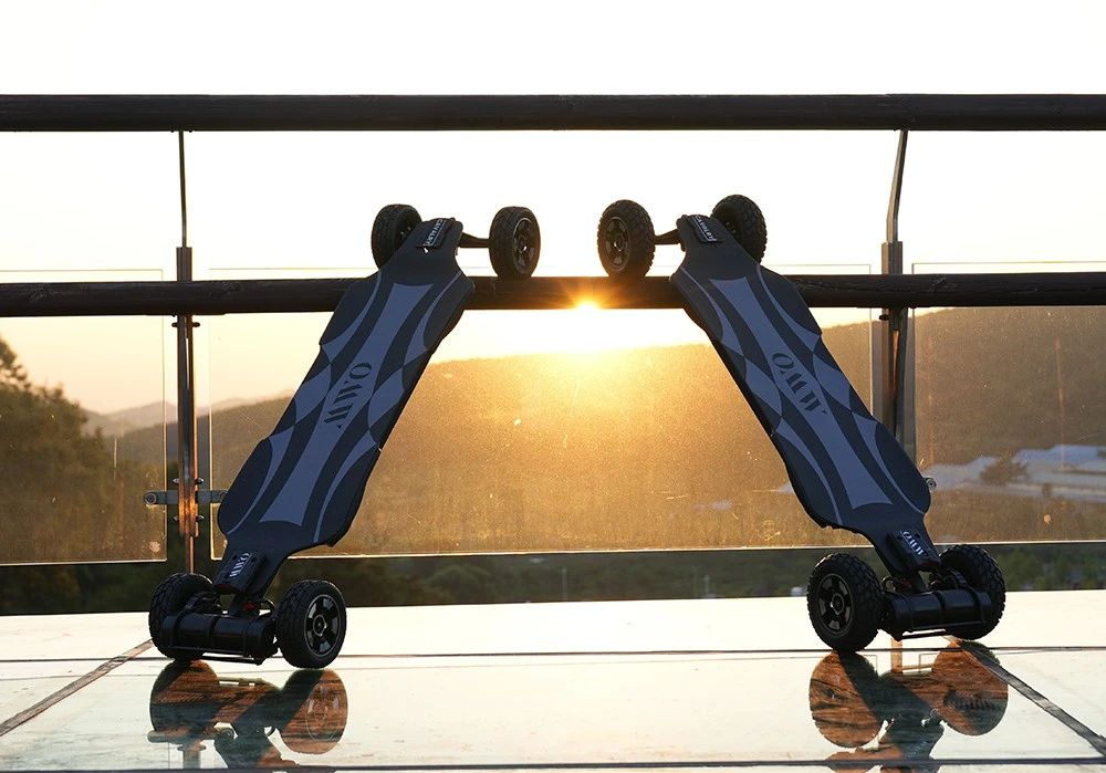 Elektrický skateboard OMW Cavalry, maximálny výkon 3500 W, batéria 43,2 V 20 Ah, maximálna rýchlosť 37 mph, dojazd 34 míľ.